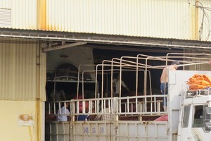 Cơ quan thi hành án vẫn đang tiếp tục làm việc tại kho hàng của Trường Ngân
